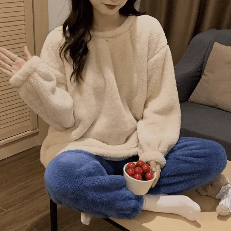Pijama Feminino De Pelúcia CozyNights - Conjunto Com Calça e Moletom Em Pelúcia Plush | Quentinho, Macio e Super Confortável