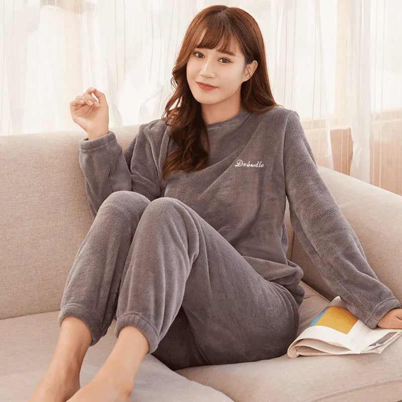 Pijama Feminino Warm Haven - Conjunto Com Calça e Camisa Longa Peluciado ou Calça Lisa | Tecido Macio, Confortável e Quentinho