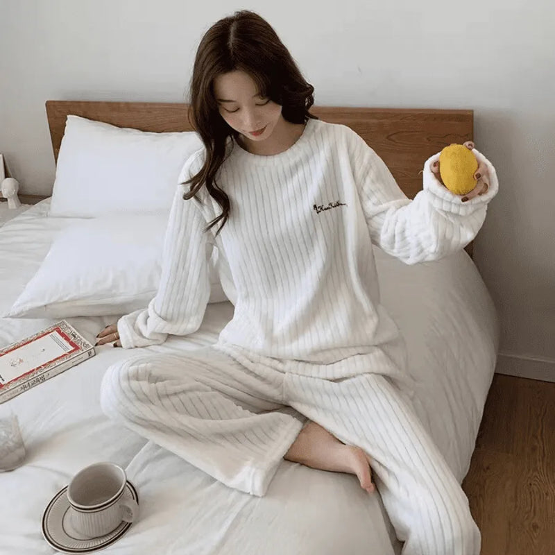Pijama Feminino Peluciado Softy - Conjunto Com Calça e Moletom em Cotelê De Pelúcia Plush | Quentinho, Macio e Super Confortável