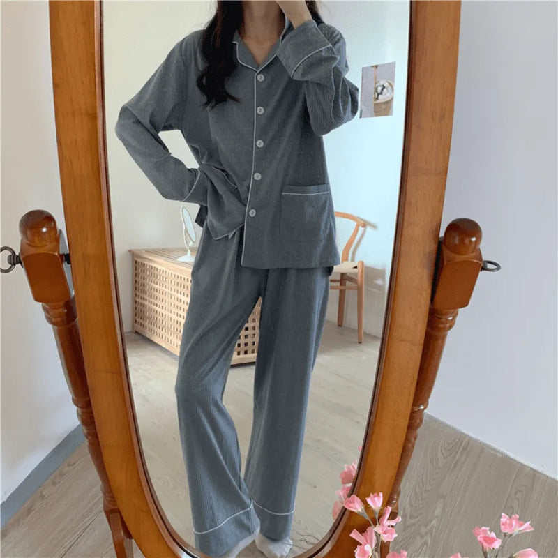 Pijama Feminino Cozy Dreams - Conjunto Camisa Longa e Calça | Tecido Algodão Super Macio e Confortável