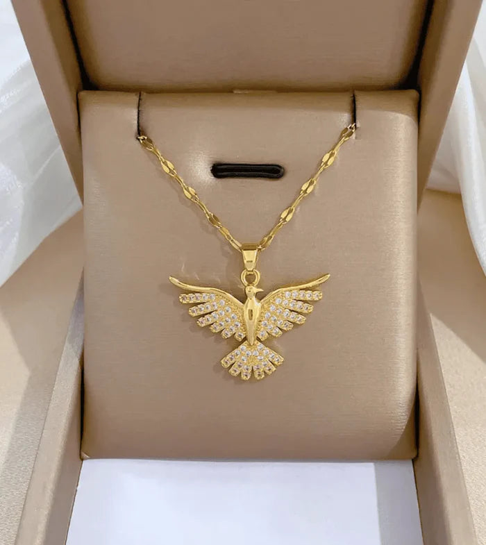 Colar Feminino Banhado a Ouro 18K com Pingente do Espírito Santo Fé e Elegância