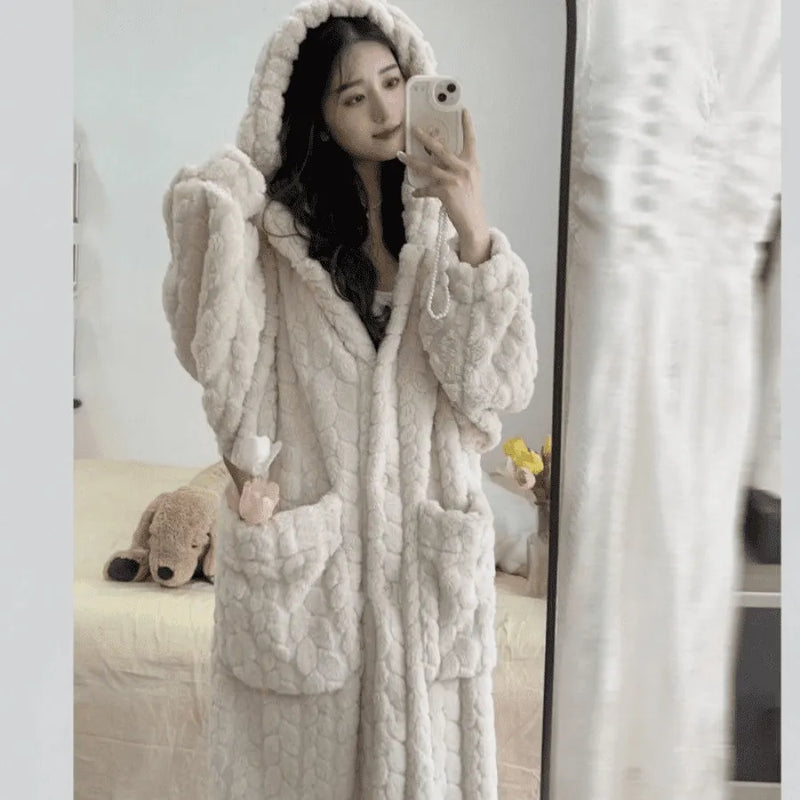 Pijama Feminino de Pelúcia - Roupão Fluffy Haven com Capuz, Bolsos e Botões | Quentinho, Macio e Super Confortável