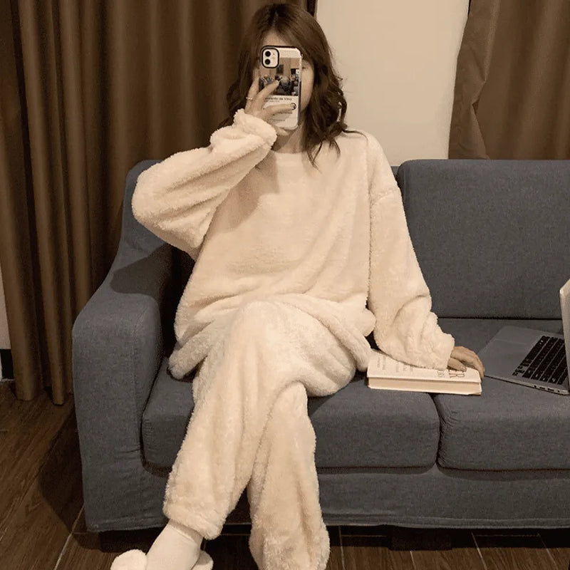 Pijama Feminino De Pelúcia CozyNights - Conjunto Com Calça e Moletom Em Pelúcia Plush | Quentinho, Macio e Super Confortável
