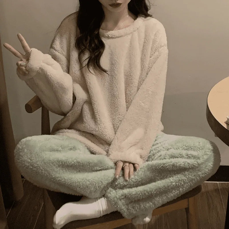 Pijama Feminino De Pelúcia CozyNights - Conjunto Com Calça e Moletom Em Pelúcia Plush | Quentinho, Macio e Super Confortável