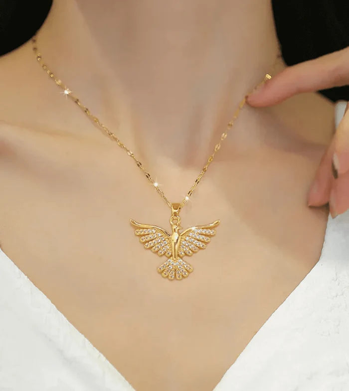 Colar Feminino Banhado a Ouro 18K com Pingente do Espírito Santo Fé e Elegância
