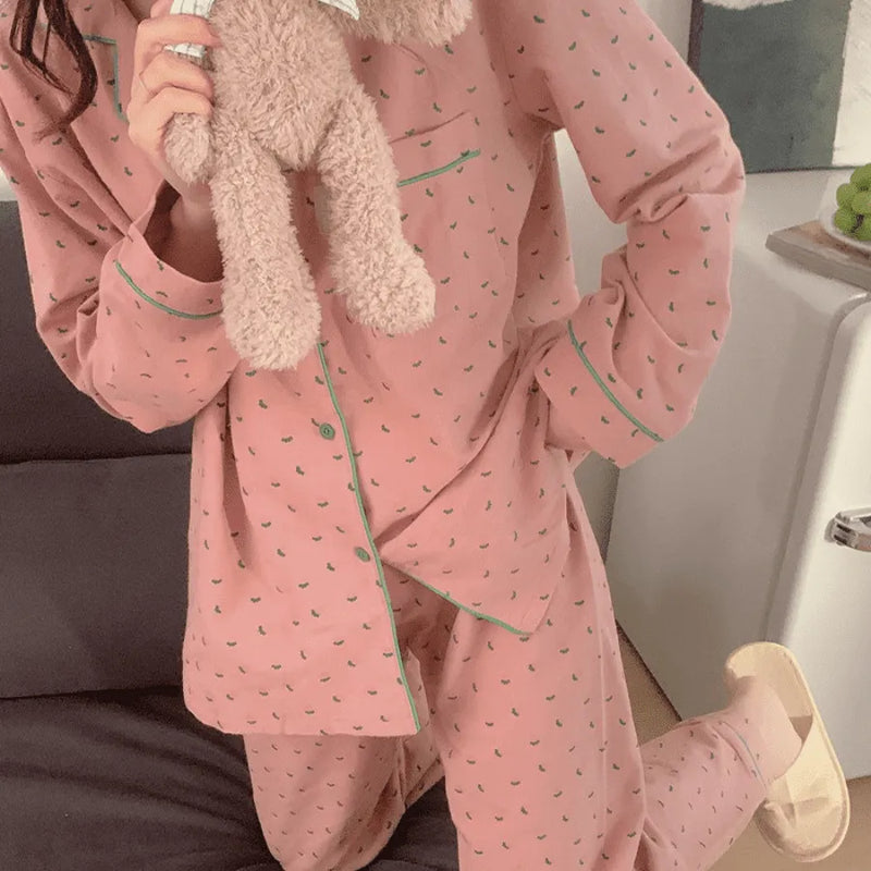 Pijama Feminino Cozy Dreams - Conjunto Camisa Longa e Calça | Tecido Algodão Super Macio e Confortável
