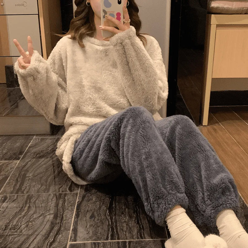 Pijama Feminino De Pelúcia DreamyCozy - Conjunto Com Calça e Moletom Em Pelúcia Plush | Quentinho, Macio e Super Confortável