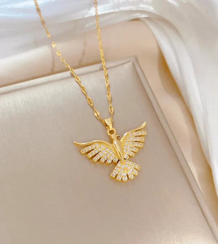 Colar Feminino Banhado a Ouro 18K com Pingente do Espírito Santo Fé e Elegância