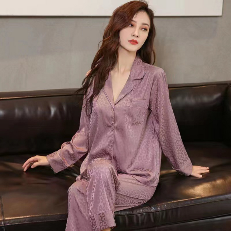 Pijama Feminino Feline Serene - Conjunto Com Calça e Camisa Longa ou Camisa Curta e Shorts em Seda Gelo Premium | Toque de Seda, Leve e Super Confortável