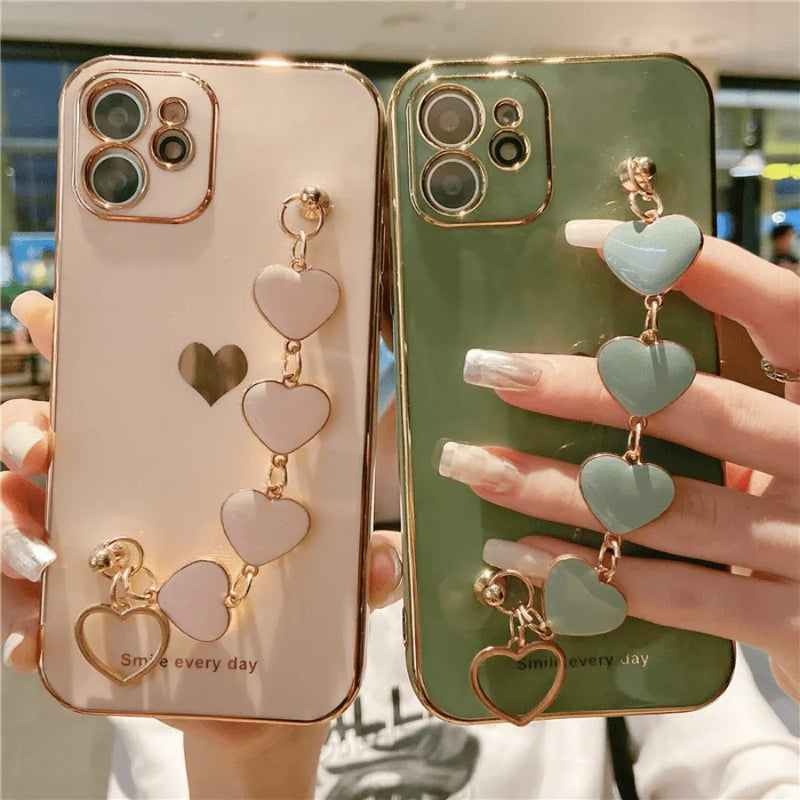 Capinha de Celular para Iphone com Bracelete de Segurança em Corações