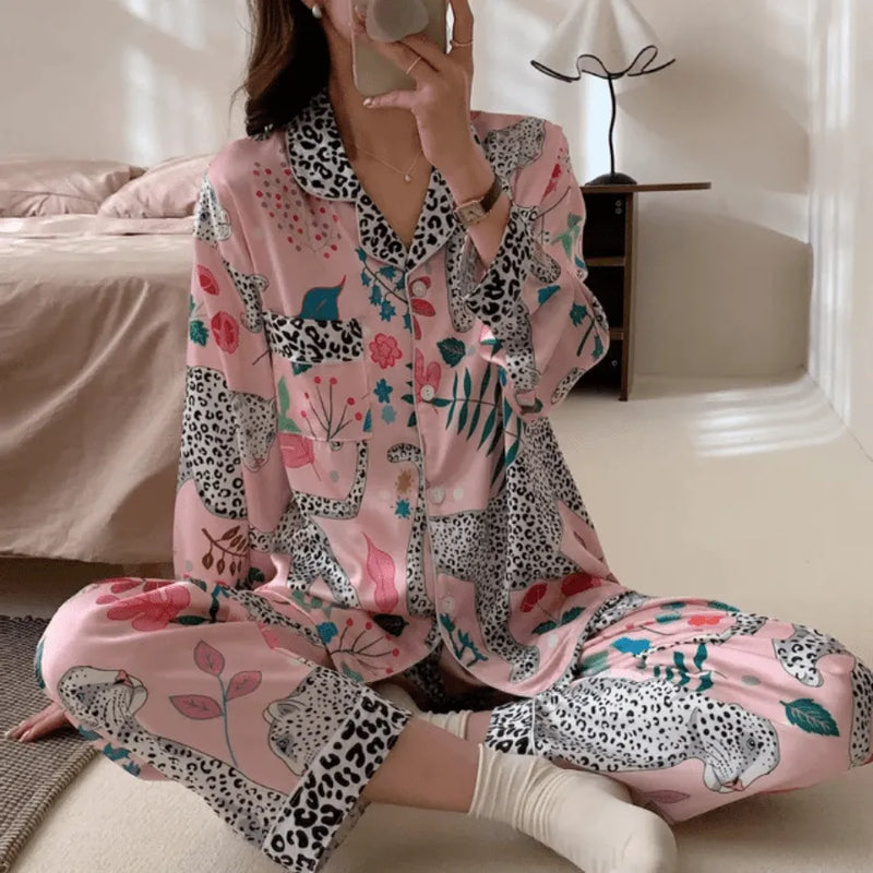 Pijama Feminino LuxuryCat - Conjunto Calça e Camisa Longa Em Seda Gelo Premium | Toque De Seda Super Confortável