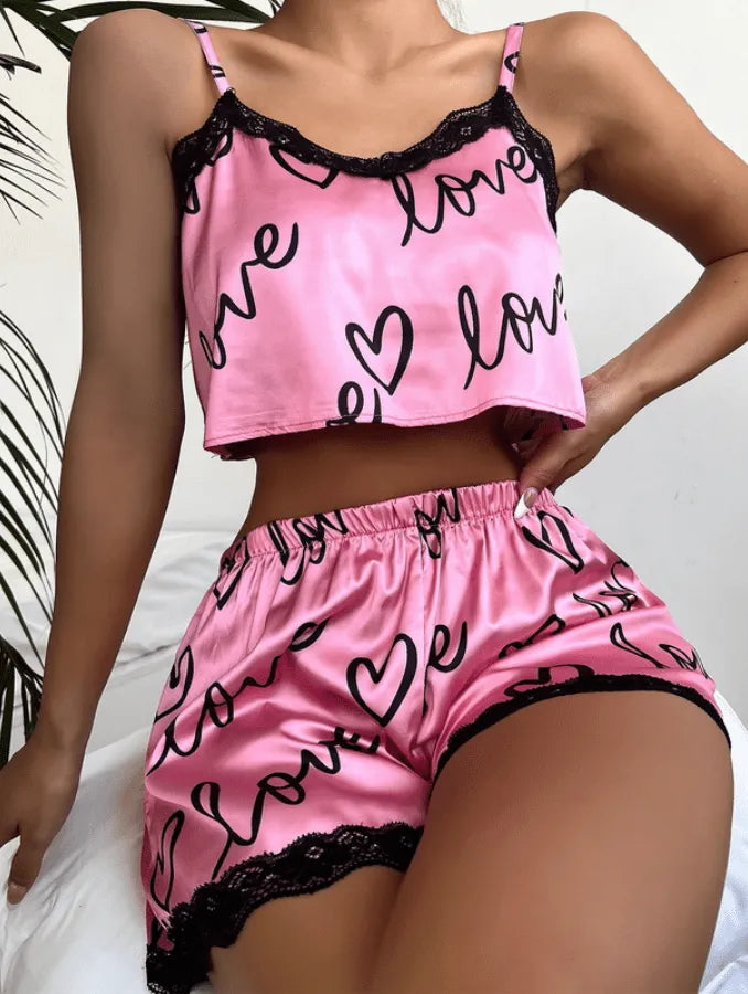 Pijama Feminino Love - Conjunto Top Cropped e Shorts Fresquinho LooseFit Com Detalhes Em Renda | Tecido Super Macio e Confortável