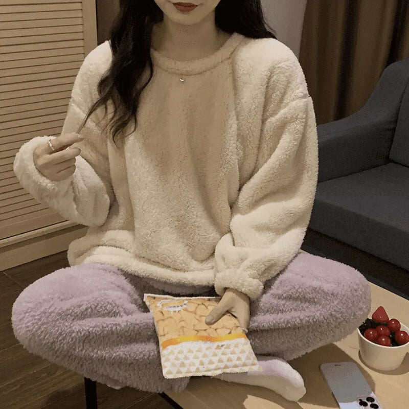 Pijama Feminino De Pelúcia CozyNights - Conjunto Com Calça e Moletom Em Pelúcia Plush | Quentinho, Macio e Super Confortável
