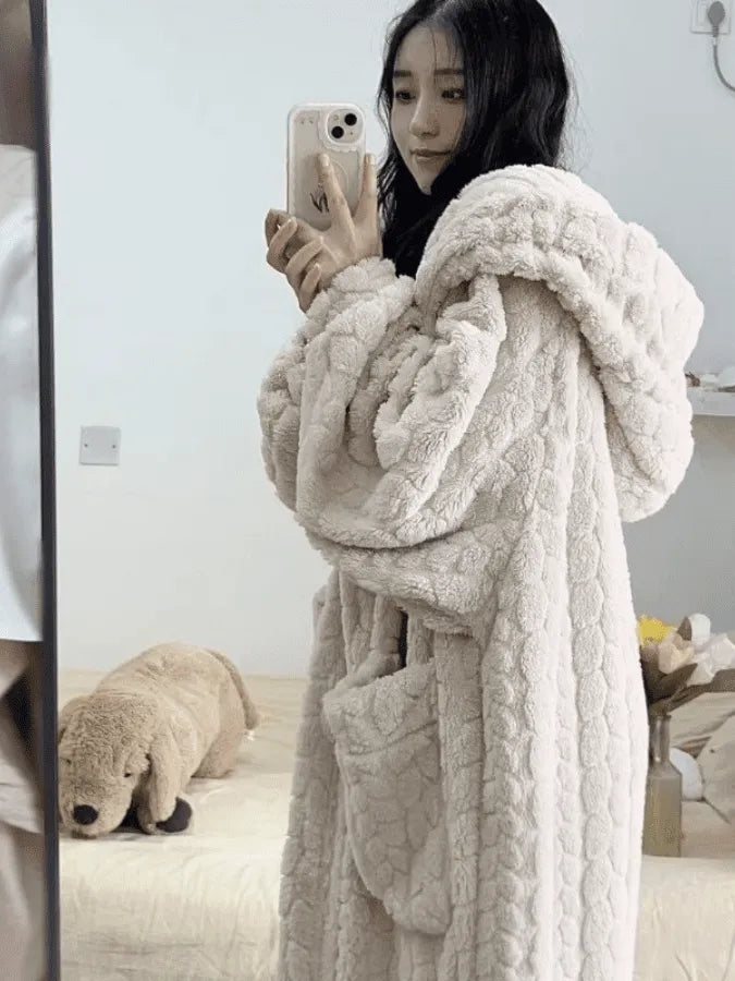 Pijama Feminino de Pelúcia - Roupão Fluffy Haven com Capuz, Bolsos e Botões | Quentinho, Macio e Super Confortável