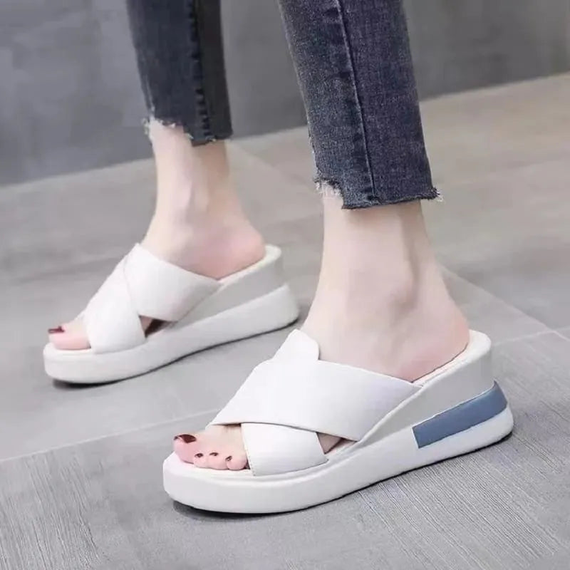 Sandália Feminina em Couro PU de Plataforma Sway