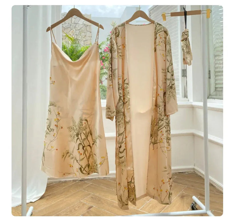 Pijama Feminino WhisperSet Conjunto Camisola e Roupão Longo Em Seda Gelo | Toque De Seda Confortável + Bolsinha De Brinde