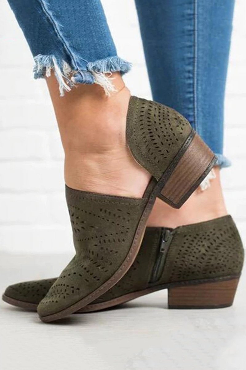 Bota Feminina em Couro Cano Curto com Corte a Laser e Salto Baixo Country