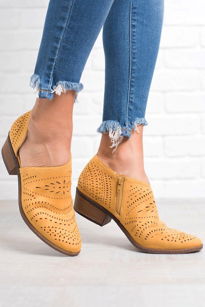 Bota Feminina em Couro Cano Curto com Corte a Laser e Salto Baixo Country