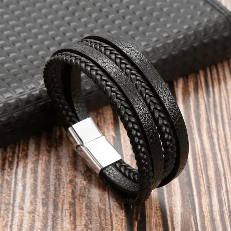 Pulseira em Couro com Pedras e Pingentes THE MAN