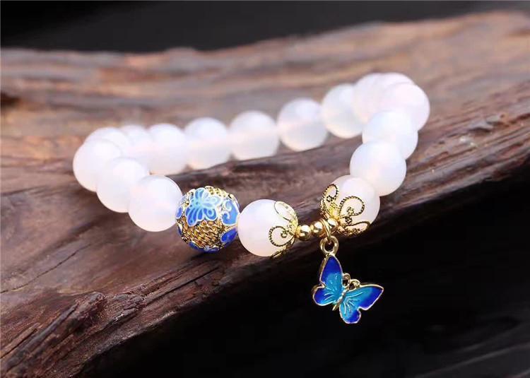 Pulseira Ágata Branca com Pingente Borboleta Azul de Crescimento Espiritual